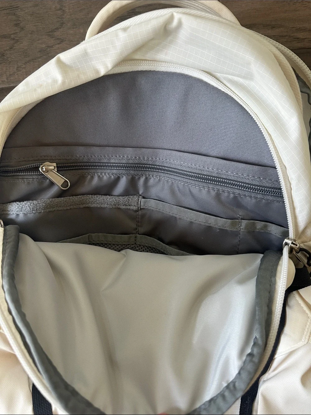 The North Face-Women’s Recon Backpack-Gardenia White/TNF Black